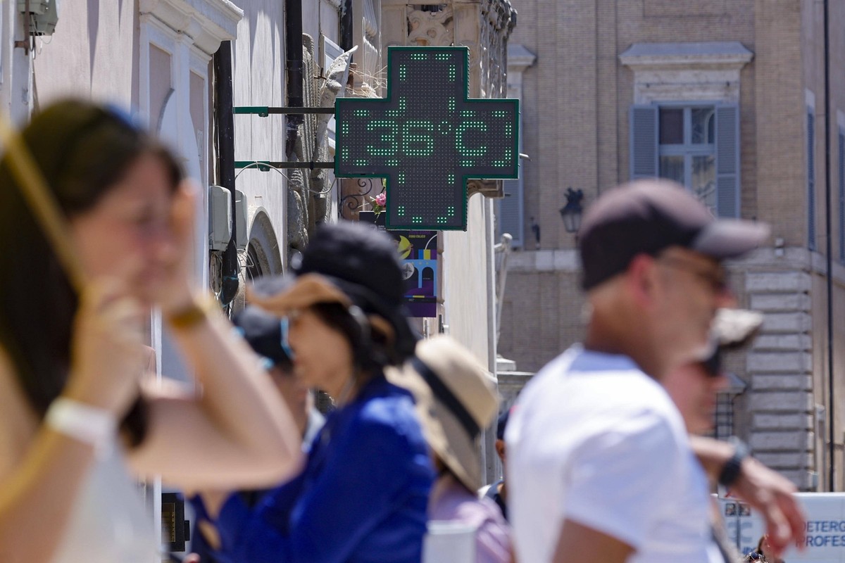 May 27, 2026, Rome, ITALY: A thermometer displays the temperature amidst a heat wave in central Rome, Italy, 27 May 2026. ANSA/FABIO FRUSTACI. Rome ITALY PUBLICATIONxINxGERxSUIxAUTxONLY - ZUMAa110 202 ...