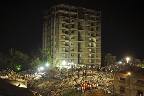 Bei Chennai stürzte einer von zwei Türmen eines im Bau befindlichen elfstöckigen Gebäudes ein.