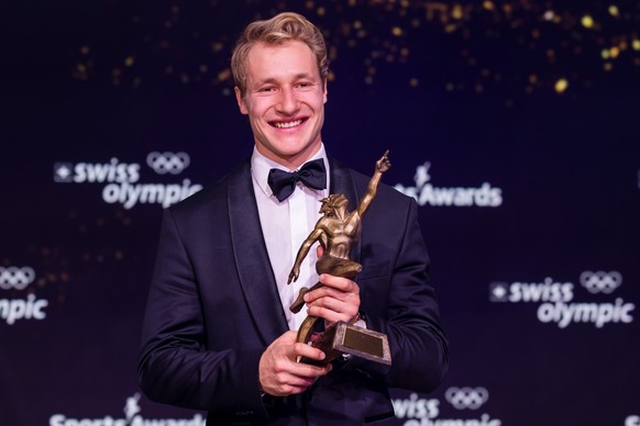 Marco Odermatt, Ski alpin, erhaelt den Preis Sportler des Jahres 2023 an der Verleihung der Sports Awards 2023 am Sonntag, 10. Dezember 2023 in Zuerich. (KEYSTONE/Philipp Schmidli)