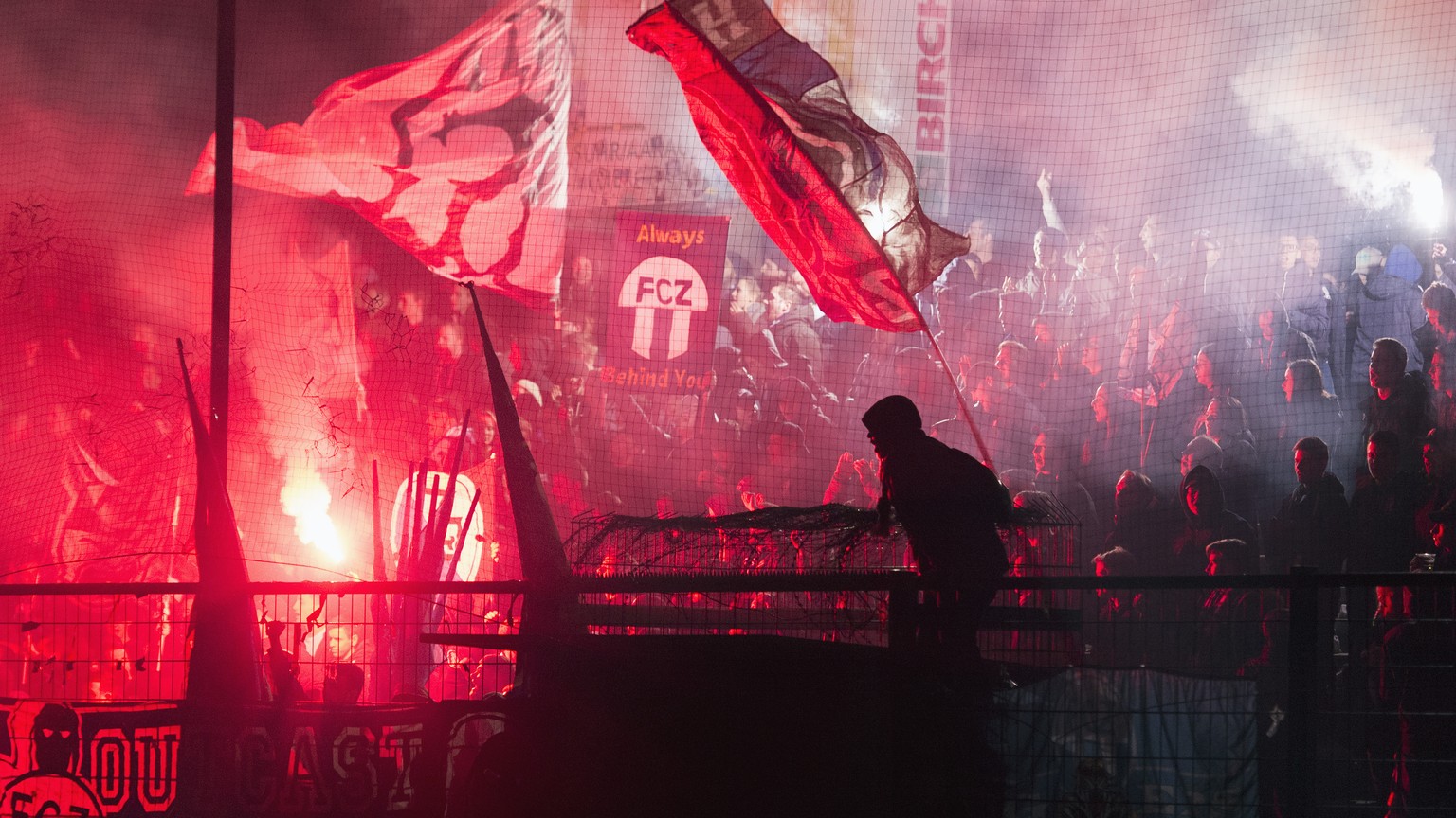 Die Zuercher Fans zuenden Pyro-Fackeln am Montag, 13. Maerz 2017, in Aarau, nachdem die Lichter des Stadions Bruegglifeld ausgegangen sind. Das Challenge League Fussballspiel zwischen dem FC Aarau und ...