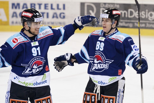 Nicolas Thibaudeau und Marco Pedretti freuen sich über den Führungstreffer.