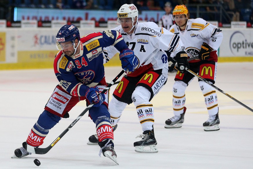 Kloten, 02.10.2015, Eishockey NLA - Kloten Flyers - HC Lugano, Peter Guggisberg (V, Kloten) gegen Alessandro Chiesa (M) und Topscorer Damien Brunner (H, Lugano). (Marc Schumacher/EQ Images)