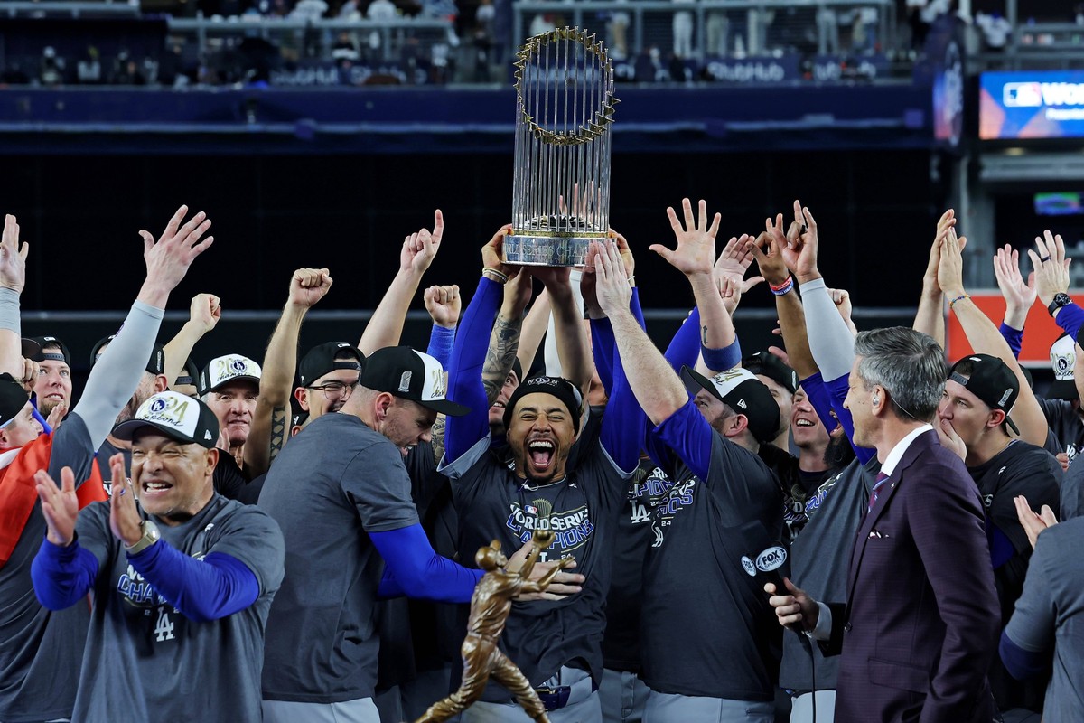 MLB, Baseball Herren, USA World Series-Los Angeles Dodgers at New York Yankees Oct 31, 2024 New York, New York, USA Los Angeles Dodgers shortstop Mookie Betts 50 celebrates with the Commissioners Trop ...
