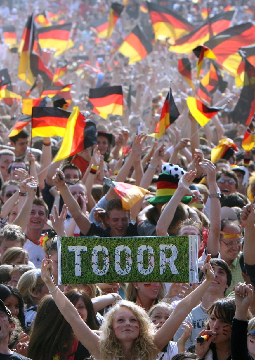 ARCHIV - ZU DEN RUECKBLICKEN AUF DIE WM 1998, 2002 UND 2006 STELLEN WIR IHNEN FOLGENDES BILDMATERIAL ZUR VERFUEGUNG - German supporters celebrate the goals during the FIFA World Cup 2006 second round  ...