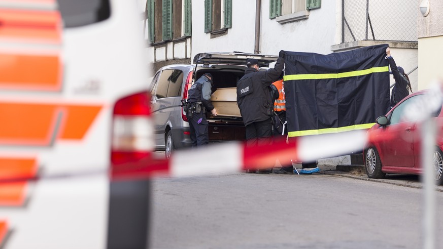 Polizisten laden einen Sarg in ein Auto, in Hemmental, am Montag, 14. Dezember 2015. In einer Wohnung in Hemmental im Kanton Schaffhausen hat die Polizei am spaeten Sonntagabend zwei Maenner tot aufge ...