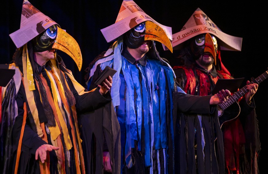 D' Gwaeaegi, e Schnitzelbangg, an der Hauptprobe der Vorfasnachtsveranstaltung Glaibasler Charivari im Volkshaus in Basel am Freitag, 19. Januar 2024. (KEYSTONE/Georgios Kefalas)
