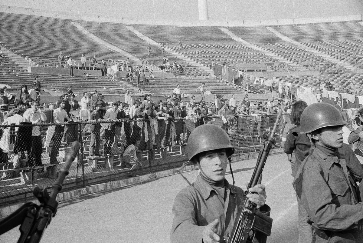 Leftists who were arrested following the coup against President Salvador Allende's government are taken as prisoners in the National Stadium, Santiago, Chile, Sept. 1973. (KEYSTONE/AP/Str)