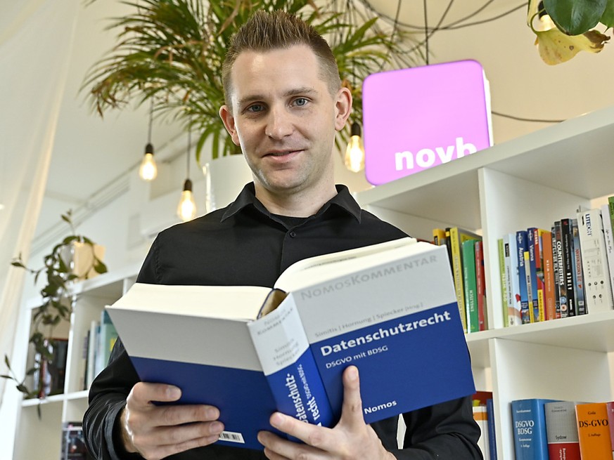 Max Schrems, Datenschutzaktivist, in seinem B