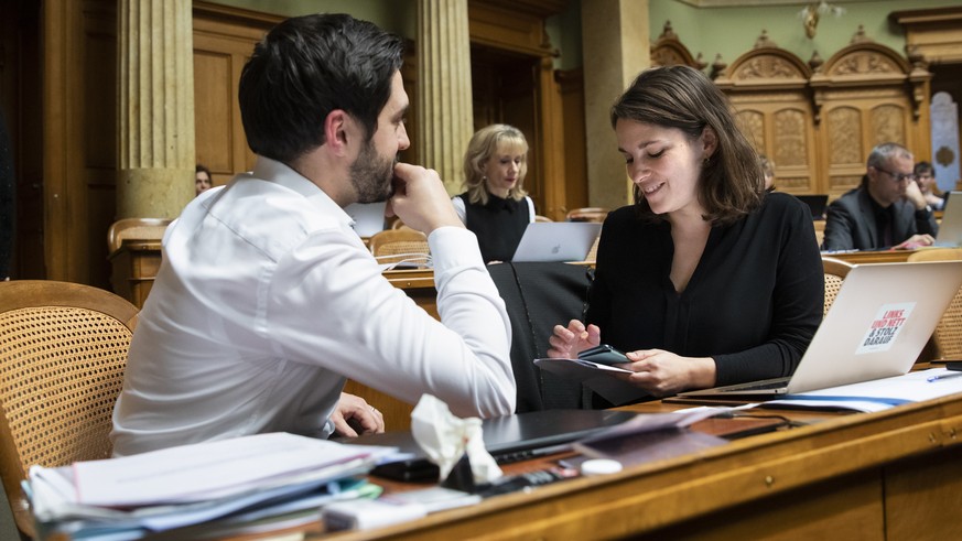 Cedric Wermuth, SP-AG, links, diskutiert mit Mattea Meyer, SP-ZH, waehrend der Wintersession der Eidgenoessischen Raete, am Mittwoch, 18. Dezember 2019, im Nationalrat in Bern. (KEYSTONE/Peter Klaunze ...