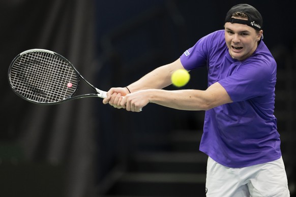 Der Schweizer Tennisspieler Dominic Stricker bei einem Training, am Mittwoch, 4. Februar 2026, in Biel. Das Schweizer Davis Cup Team trifft in der Weltgruppe I Play-offs auf Tunesien. (KEYSTONE/Andrea ...