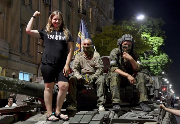 epa10710227 Private military company (PMC) Wagner Group servicemen pose with a local girl as they prepare to leave downtown Rostov-on-Don, southern Russia, 24 June 2023. Security and armoured vehicles ...