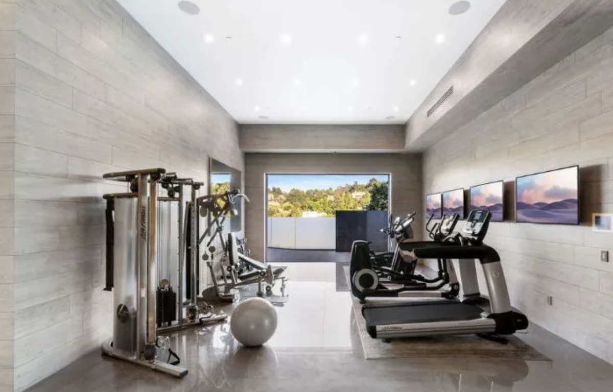 Une salle de sport sans télé? Impossible, voyons.
