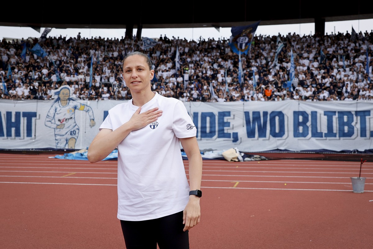 Fabienne Humm wird verabschiedet vor der Suedkurve nach ihrem Ruecktritt waehrend dem Meisterschaftsspiel der Super League zwischen dem FC Zuerich und dem FC Lugano am Montag, den 20. Mai 2024, im Let ...