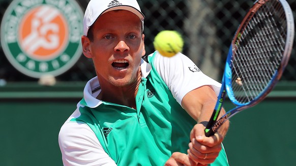 epa06003487 Tomas Berdych of Czech Republic in action against Karen Khachanov of Russia during their menâs single 2nd round match during the French Open tennis tournament at Roland Garros in Paris,  ...