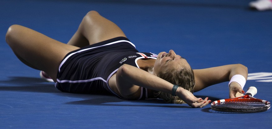 Völlig entkräftet, aber überglücklich liegt Timea Bacsinszky nach ihrem Triumph auf dem Court.