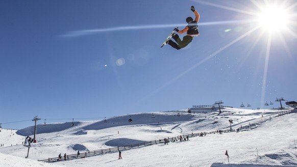 Switzerland&#039;s Nicolas Huber performs in the men&#039;s slopestyle qualifying at the Winter Games NZ in Queenstown, New Zealand, Sunday, Sept. 3, 2017 (Iain McGregor/Winter Games NZ via AP)