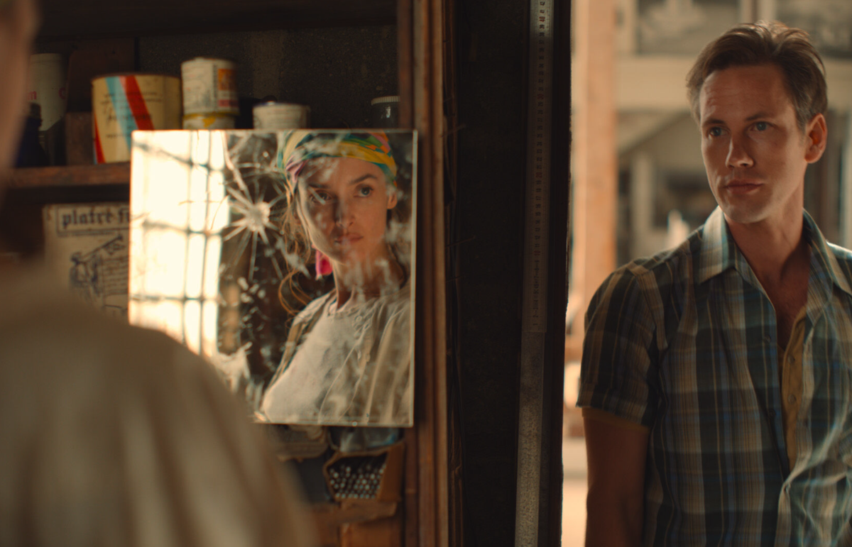 Niki (Charlotte Le Bon) et son premier mari, l'écrivain Harry Mathews (John Robinson).