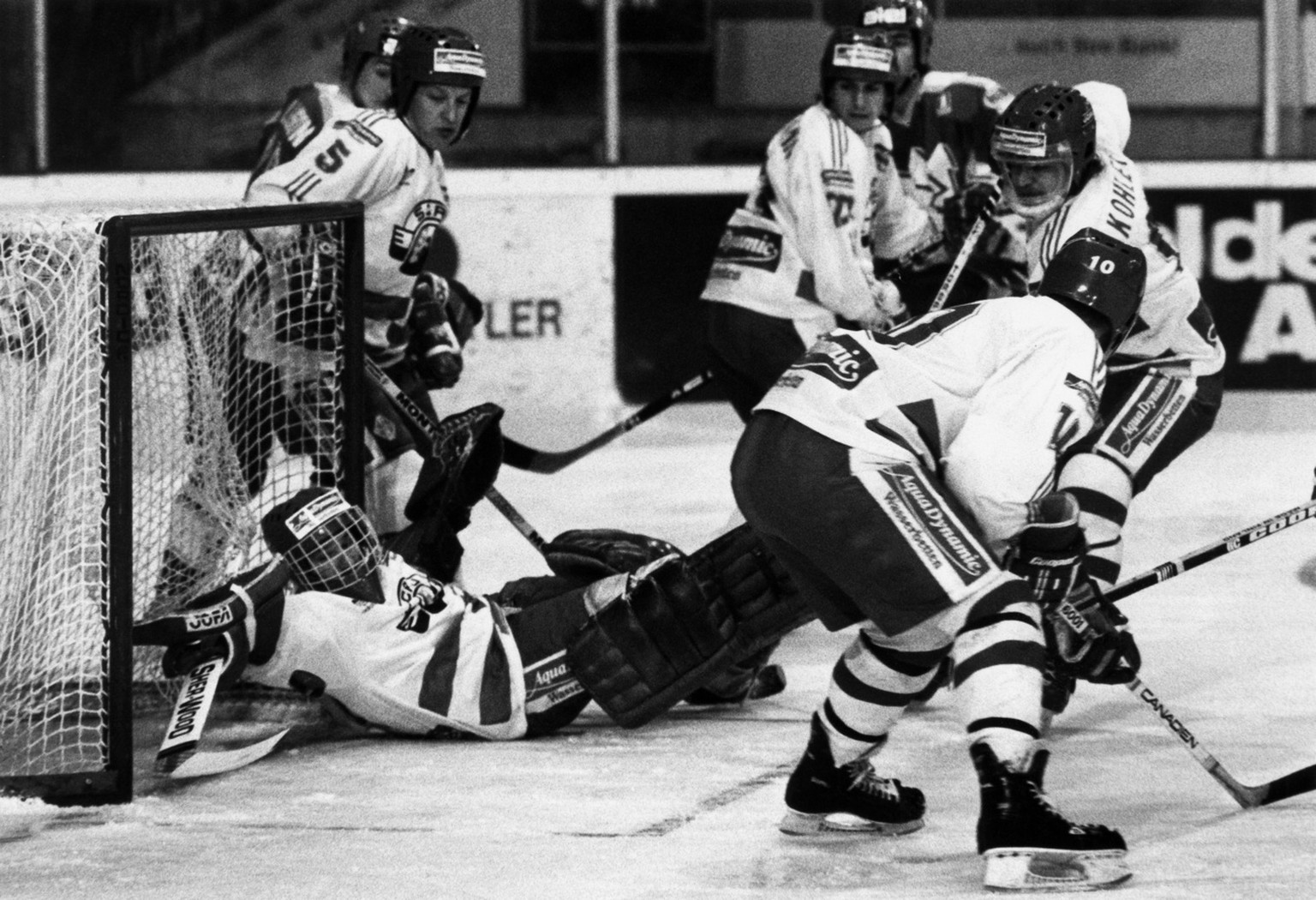 Durcheinander vor dem Rapperswiler Tor, aufgenommen am 24. Maerz 1988 beim Nationalliga B Play-Off-Spiel zwischen dem SC Rapperswil-Jona und dem EHC Olten in Rapperswil, mit dem Goalie Morger, Pekka R ...