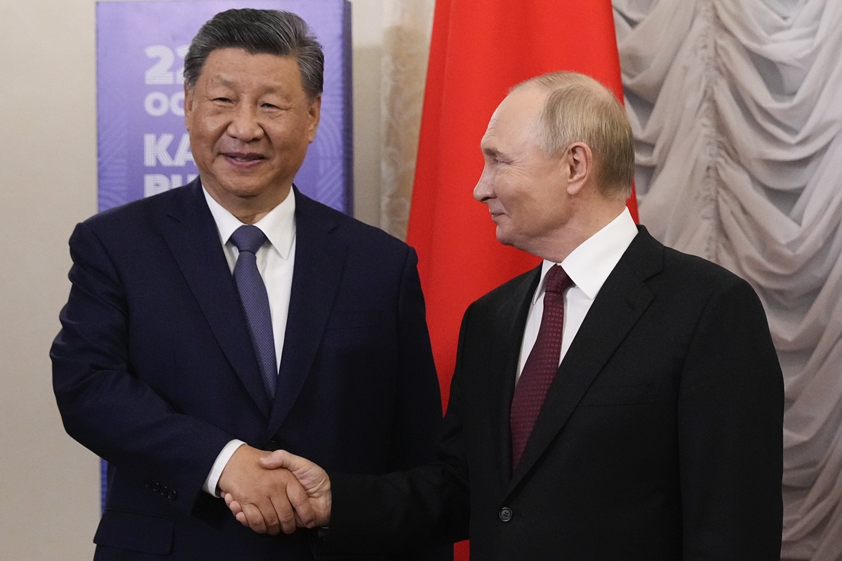 Russian President Vladimir Putin, right, and Chinese President Xi Jinping shake hands during their meeting on the sidelines of BRICS Summit at Kazan Kremlin in Kazan, Russia, Tuesday, Oct. 22, 2024. ( ...