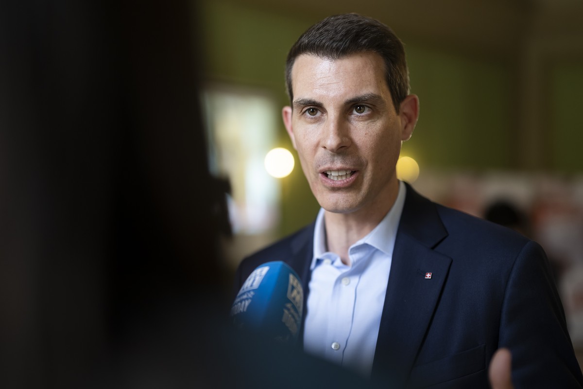 FDP Parteipraesident und Staenderat Thierry Burkart, FDP-AG, spricht mit Journalisten, am Versammlungsort das Komitee "2x Nein zu den Gesundheitsinitiativen", waehrend den Eidgenoessischen A ...