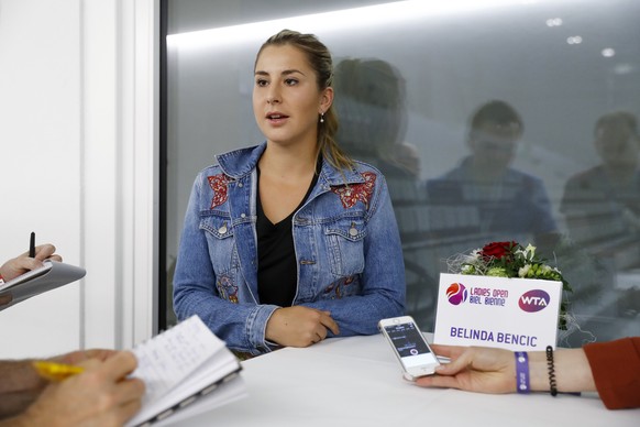 Swiss tennis player Belinda Bencic speaks to journalists, at the WTA Ladies Open tennis tournament in Biel, Switzerland, saturday, April 8, 2016. (KEYSTONE/Peter Klaunzer)