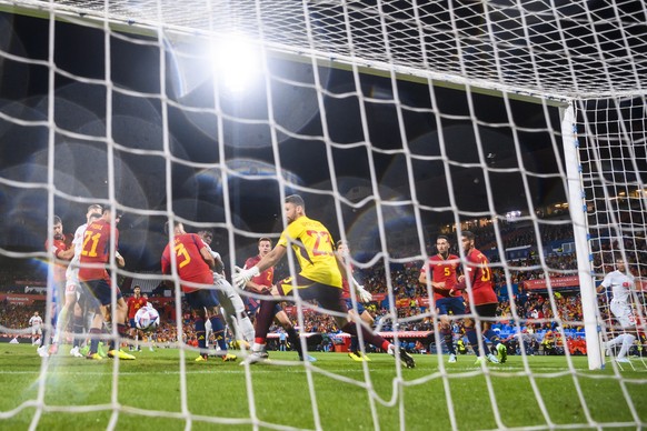 epa10204533 Switzerland's Breel Embolo (C-L) scores the 2-1 lead against Spain's goalkeeper Unai Simon (front) during the UEFA Nations League soccer match between Spain and Switzerland in Zaragoza, Sp ...