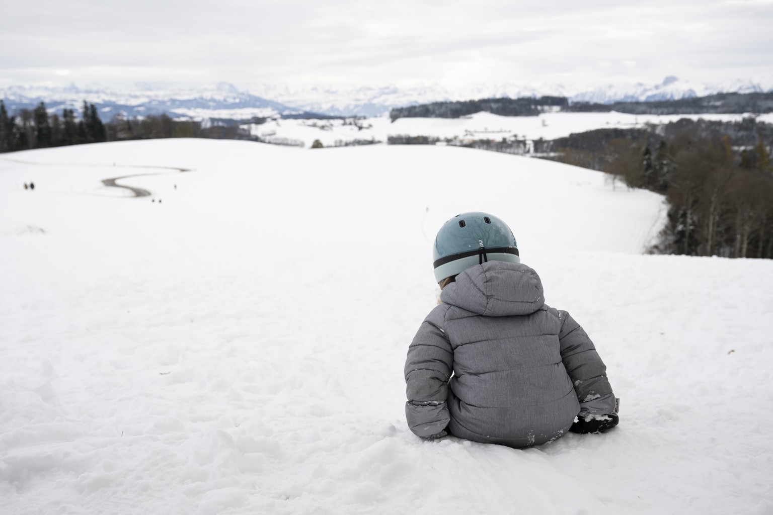 Ein Kind geniesst den frisch gefallenen Schnee auf dem Hausberg Berns, dem Gurten, am Samstag, 23. November 2024 in Koeniz. (KEYSTONE/Anthony Anex)
