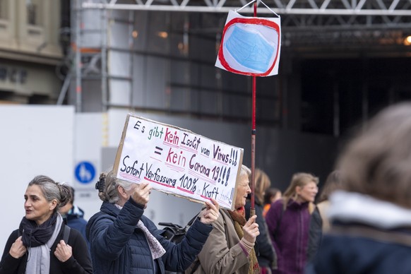 Auf dem Bundesplatz in Bern haben sich etwa 100 Personen versammelt um gegen die Corona-Politik des Bundes zu demonstrieren. Die Bundesraete verhandeln an einer Telefonkonferenz ueber eine Verschaerfu ...