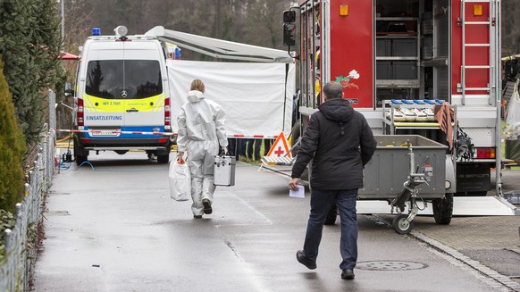 ARCHIVBILD ZUR ANKLAGE DER STAATSANWALTSCHAFT GEGEN DEN 34-JAEHRIGEN SCHWEIZER IM FALL RUPPERSWIL, AM DONNERSTAG, 7. SEPTEMBER 2017 - Eine Kriminaltechnikerin unterwegs auf der Lenzhardstrasse in Rupp ...