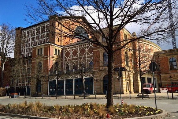 Stadt Bayreuth, Bayreuther Festspielhaus - auf dem Gruenen Huegel. Austragungsort der Richard Wagner Festspiele. Es wurde in den Jahren 1872 bis 1875 von Otto Brueckwald nach Entwuerfen von Richard Wa ...