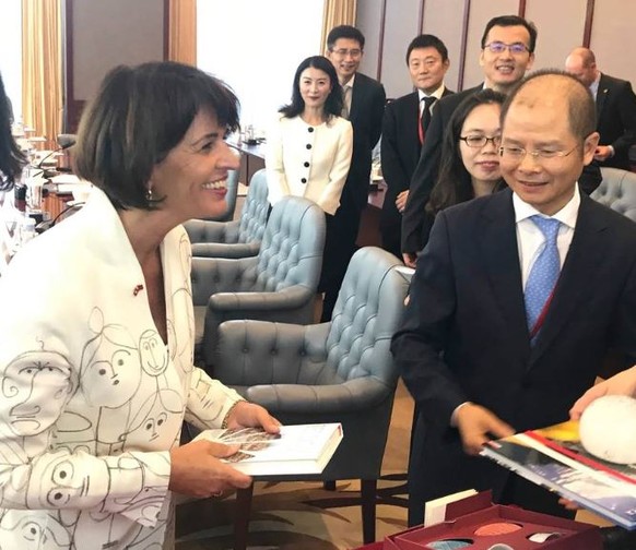 Bundesrätin Doris Leuthard mit Huawei-Chef Eric Xu am Konzernsitz in Shenzhen.