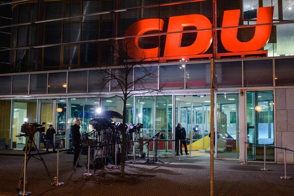 Fernsehkameras der Pressevertreter stehen am 28.01.2018 in Berlin während der Koalitionsverhandlungen zwischen CDU, CSU und SPD vor dem Konrad-Adenauer-Haus. Foto: Gregor Fischer/dpa +++ dpa-Bildfunk  ...