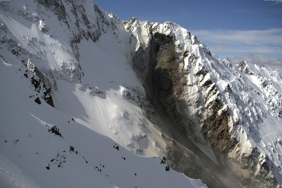 HANDOUT - Die Abbruchstelle eines Felssturzes beim Kleinen Nesthorn oberhalb des Bitschgletschers, an einer Flanke des Berges Bietschhorn im Loetschental am Montag, 19. Mai 2025. Das Dorf Blatten VS i ...