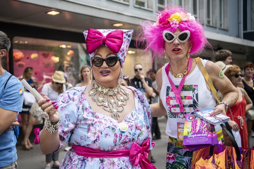 Menschen demonstrieren unter dem Motto &quot;Same Love - Same Rights&quot; fuer homosexuell liebende Menschen, aufgenommen am Samstag, 16. Juni 2018 in Zuerich. (KEYSTONE/Ennio Leanza)