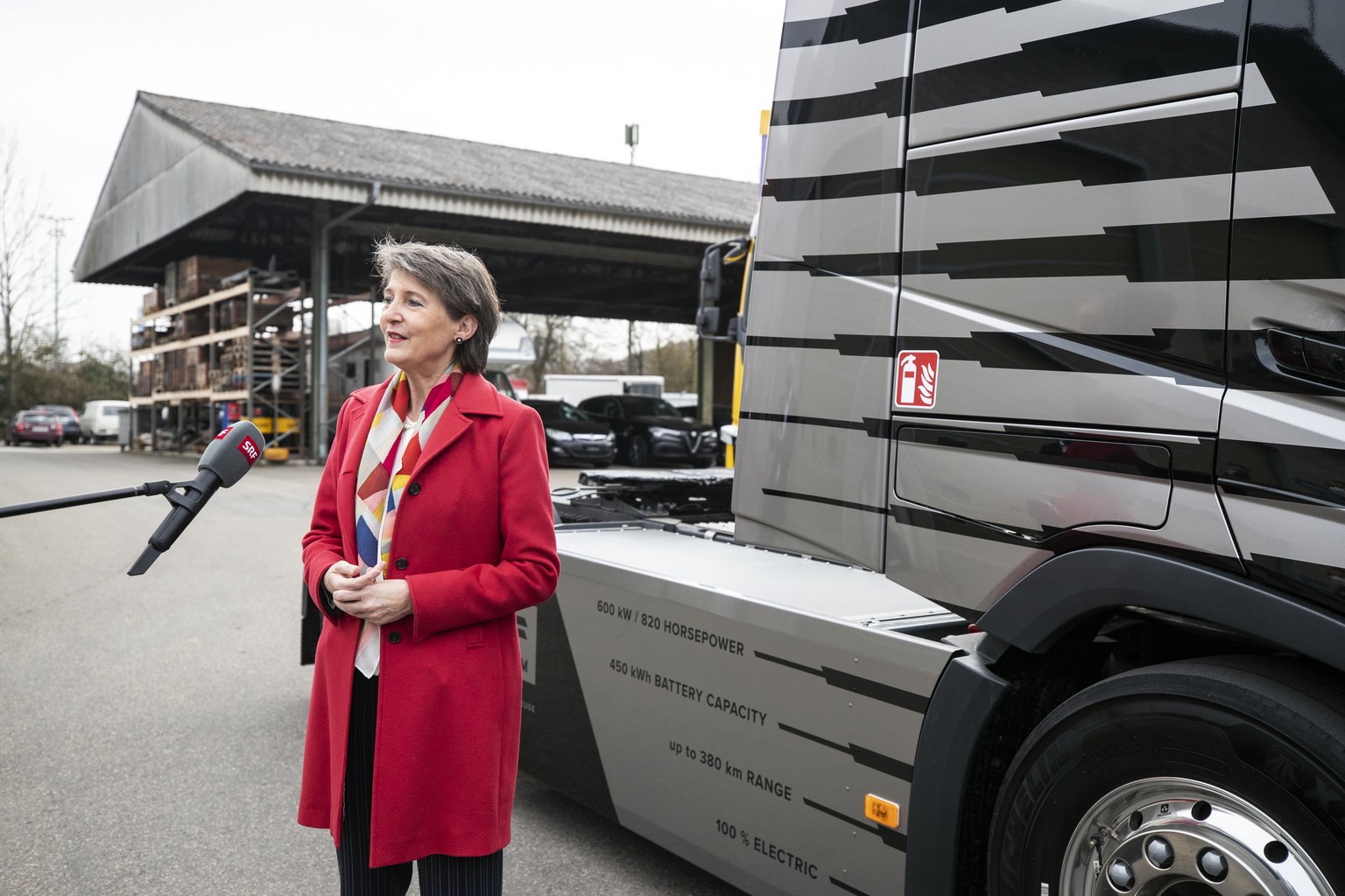 Bundesraetin Simonetta Sommaruga gibt ein Interview vor einem Elektro-LKW in Winterthur am Freitag, 26. Februar 2021. (KEYSTONE/Alexandra Wey)