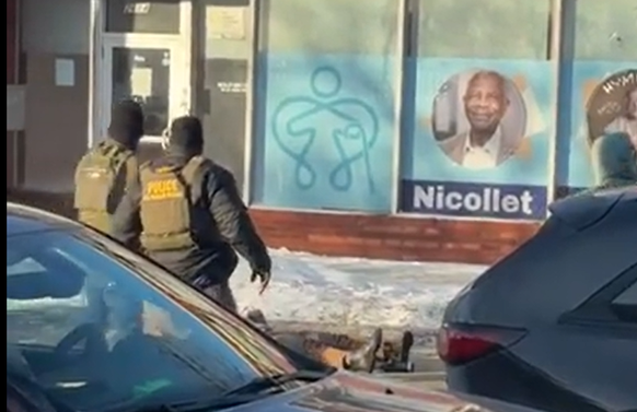 Die ICE-Beamten vor dem leblosen Körper des Opfers.