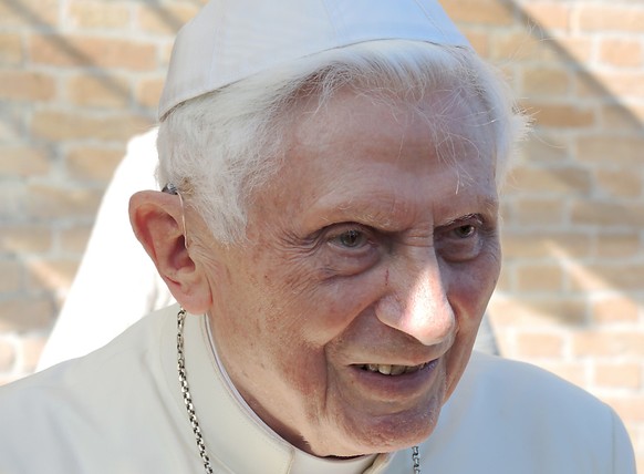 ARCHIV - Joseph Ratzinger, der emeritierte Papst Benedikt XVI., sitzt vor dem Kloster Mater Ecclesiae in den Vatikanischen G