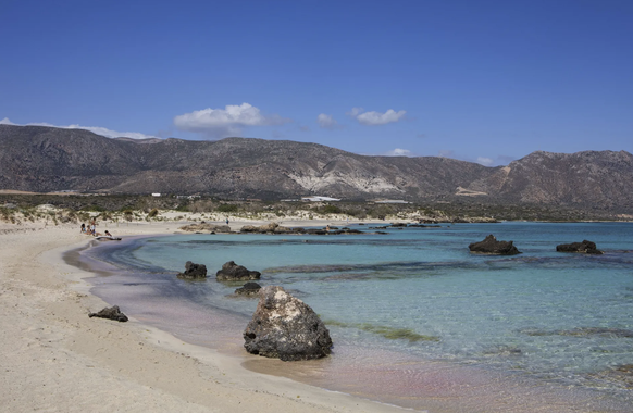 Der Strand von Elafonissi im Südwesten von Kreta: Der Sand hat einen rosa Schimmer.