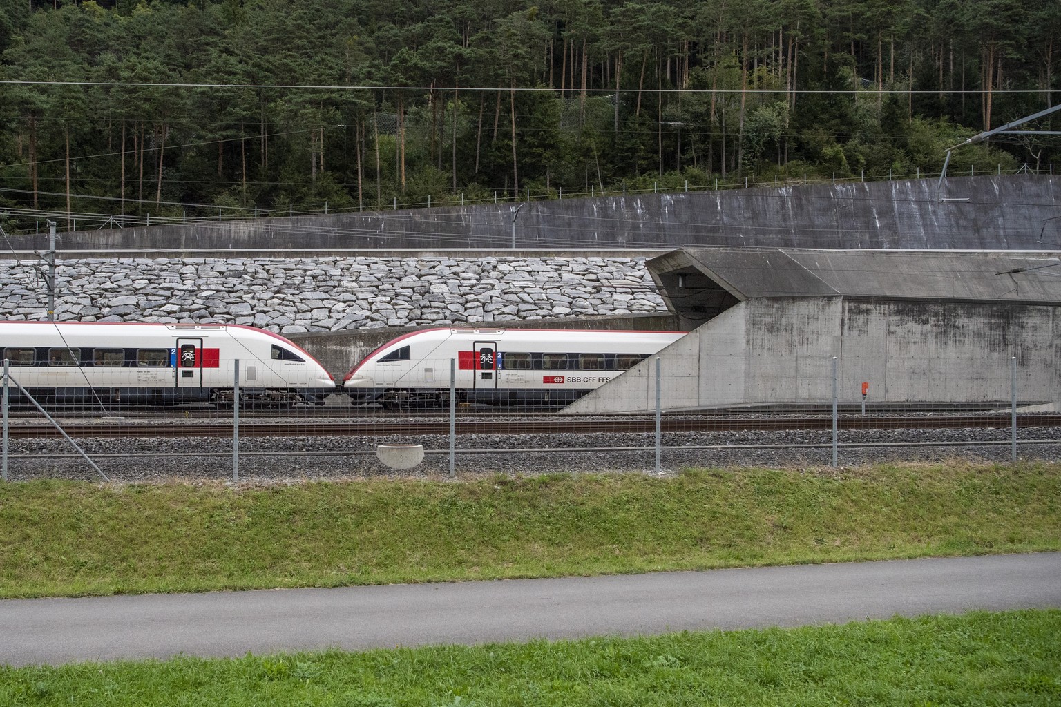 Der erste Personenzug faehrt nach dem Unterbruch durch die Ostroehre in Richtung Sueden in den Gotthard-Basistunnel am Freitag, 29. September 2023 in Erstfeld. Bei der Entgleisung eines Gueterzuges am ...