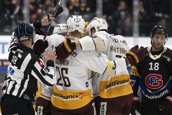 Servettes Daniel Winnik, Mitte, jubelt nach seinem Tor zum 3-0 mit seinem Teamkollegen an der Seite Gotterons Ryan Gunderson, beim Eishockey Meisterschaftsspiel der National League A zwischen dem HC F ...