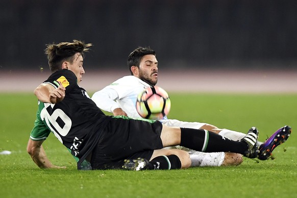 Der Zuercher Oliver Buff, rechts, im Spiel um den Ball gegen den St. Galler Silvan Hefti, links, im Schweizer Cup Achtelfinalspiel zwischen dem FC Zuerich und dem FC St. Gallen, im Letzigrundstadion i ...