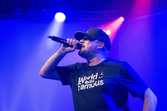 epa05448346 German rapper Kool Savas performs at his concert at the Blue Balls Festival in Lucerne, Switzerland, July 29, 2016. The music event runs until July 30.  EPA/URS FLUEELER