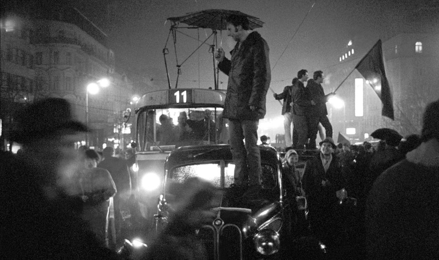 Bildnummer: 07232529 Datum: 28.03.1969 Copyright: imago/CTK Photo
People and cars jam Wenceslas Square in Prague as thousands hit the streets to celebrate 4-3 victory of Czechoslovakia over the Sovie ...
