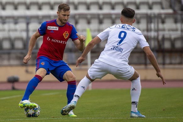 Le defenseur balois Silvan Widmer, gauche, lutte pour le ballon avec l&#039;attaquant lausannois Andi Zeqiri, droite, lors du quart de final de la Coupe de Suisse de football entre le FC Lausanne-Spor ...