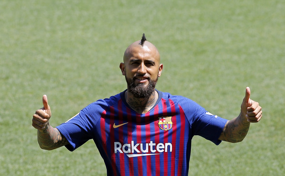 Barcelona's new signing Chilean soccer player Arturo Vidal gestures during his official presentation at the Camp Nou stadium in Barcelona, Spain, Monday, Aug. 6, 2018. (AP Photo/Manu Fernandez)