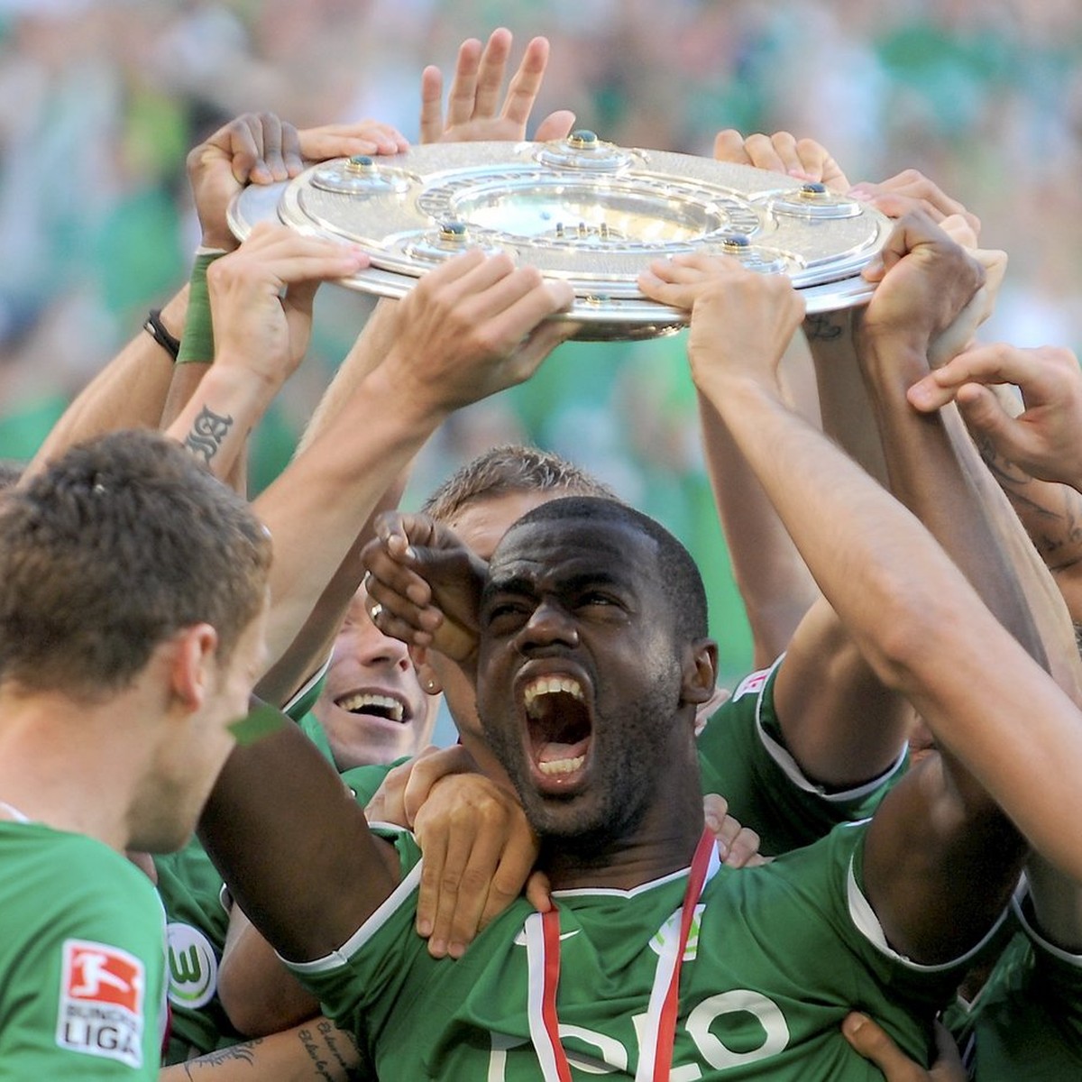 epa01739802 Wolfsburg's Grafite celebrates with the championship shield after the Bundesliga soccer match VfL Wolfsburg vs Werder Bremen on the last day of the 2008/2009 season at Volkswagen Aren ...