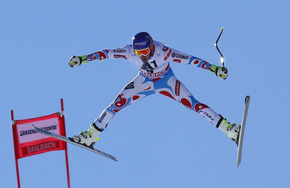 Adrien Theaux zeigt sich bei einem Sprung akrobatisch: Er scheint das Training genossen zu haben und zeigt beim Zielsprung dieses Kunststück. Der Franzose wird 20. im zweiten Training: «Es hat sich gu ...