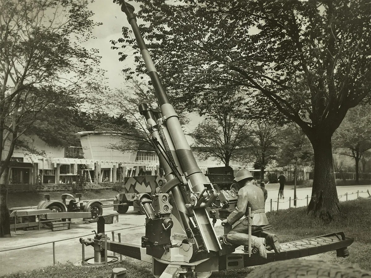 7,5-cm-Fliegerabwehrkanone der Schweizer Armee an der Landesausstellung 1939 in Zürich. Auch Unterlagen zu solchen Waffen gehörten zu den Informationen, die Nina zu beschaffen versuchte.
http://doi.or ...