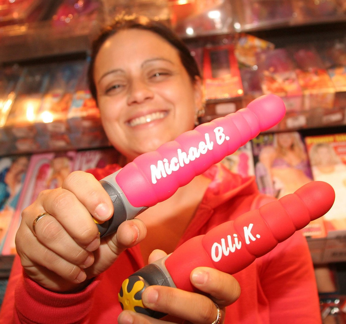 Bildnummer: 05722686 Datum: 22.05.2006 Copyright: imago/Olaf Wagner
Sexartikel im Beate Uhse Shop in Berlin passend auf die kommende Fussball WM abgestimmt. Vibratoren mit Schriftzug Olli K. und Mich ...
