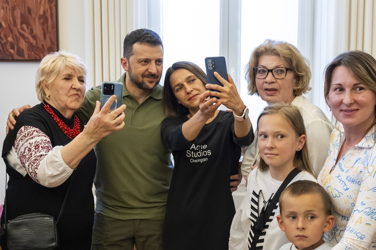 Der ukrainische Präsident Volodymyr Zelenskyy, zweiter von links, trifft sich mit in Portugal lebenden Ukrainern im Sao Bento Palast, der offiziellen Residenz des portugiesischen Premierministers Luis ...